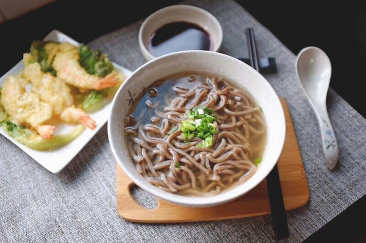 一碗清汤荞麦面以什么为线索