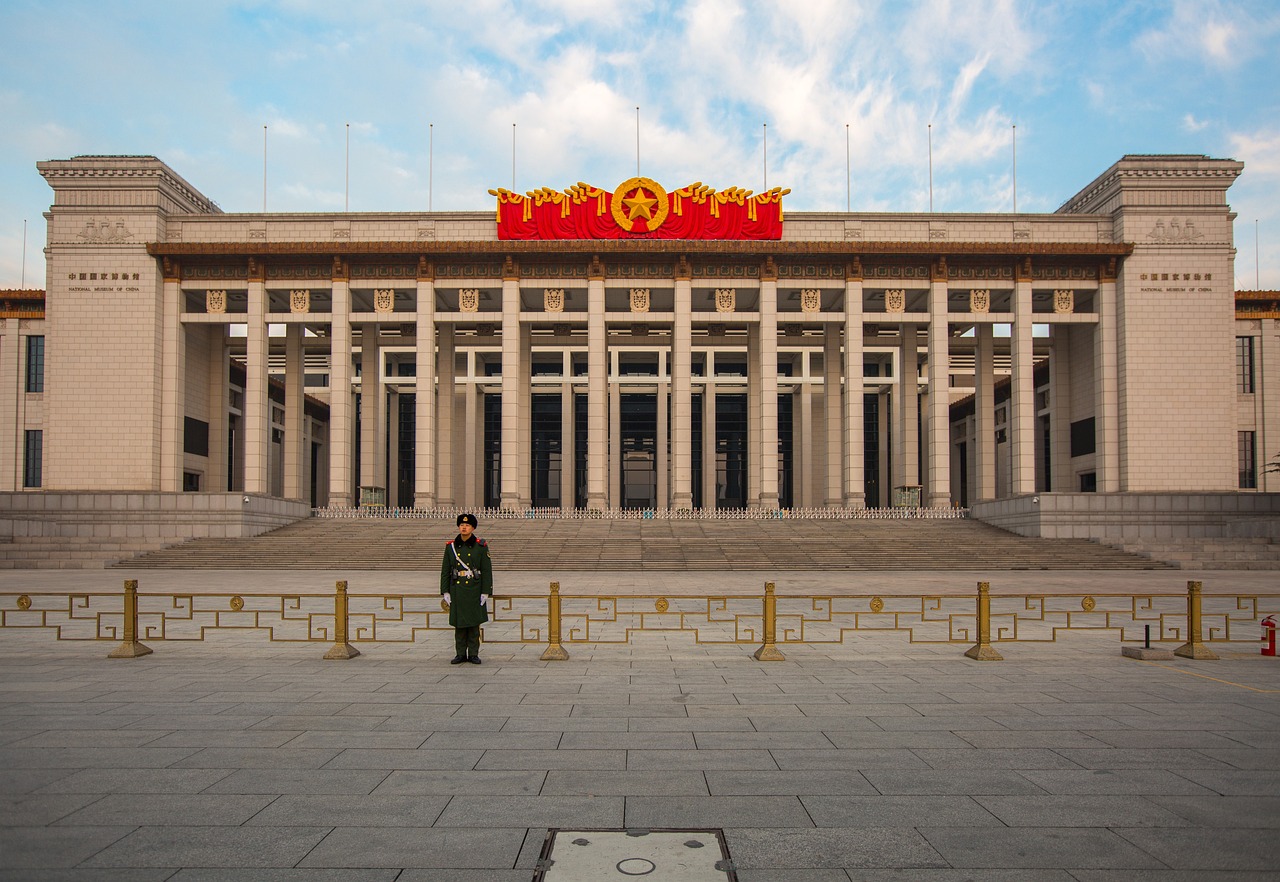 清华毕业生举报局长贪腐，担心被控制