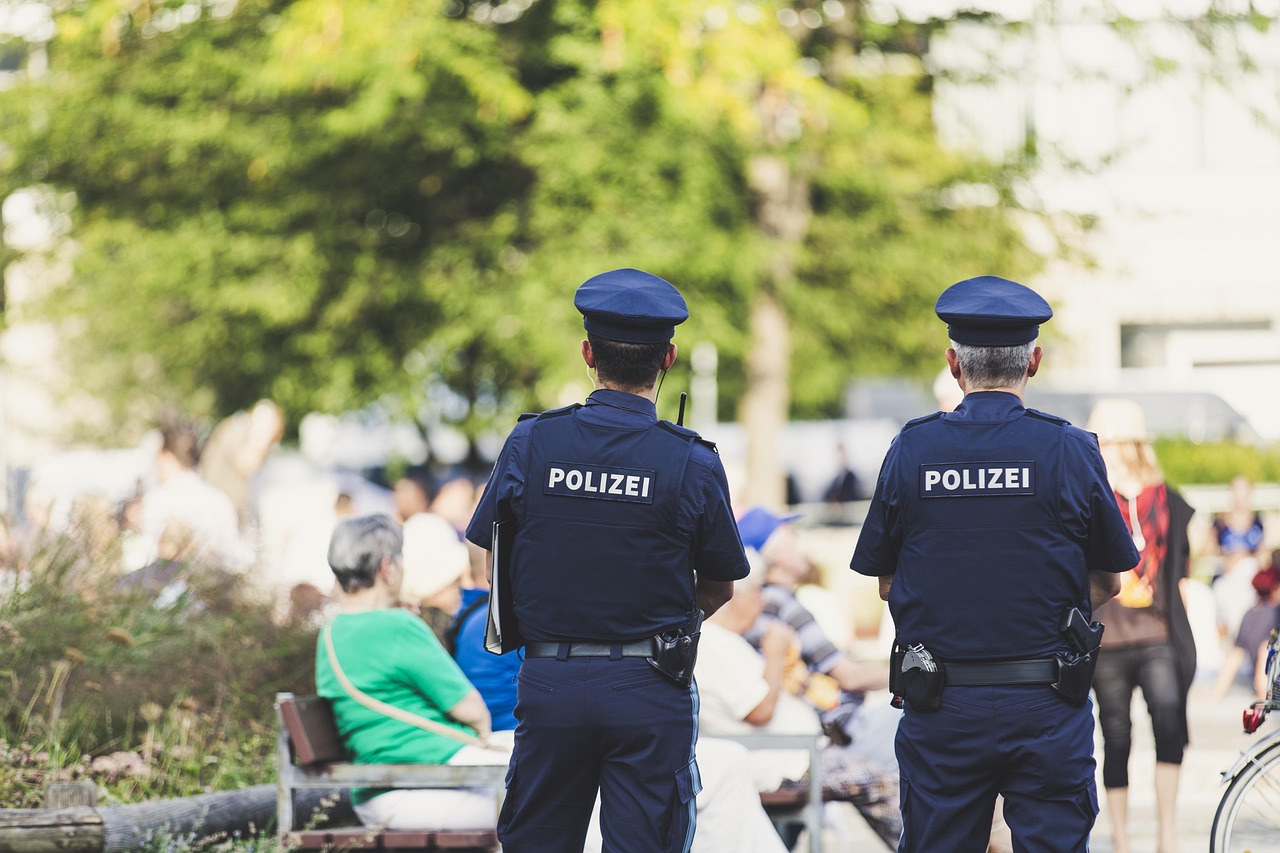成都疫情封控区逃离事件，警方回应与疫情防控的现实考量